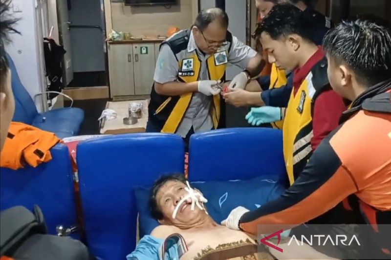 Tim SAR gabungan berhasil mengevakuasi seorang Anak Buah Kapal (ABK) dari Kapal Wanhang 2 yang mengalami luka terbuka akibat kecelakaan kerja