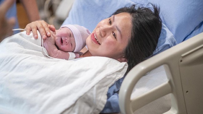 Ibu bekerja yang menggunakan hak cuti melahirkan ini