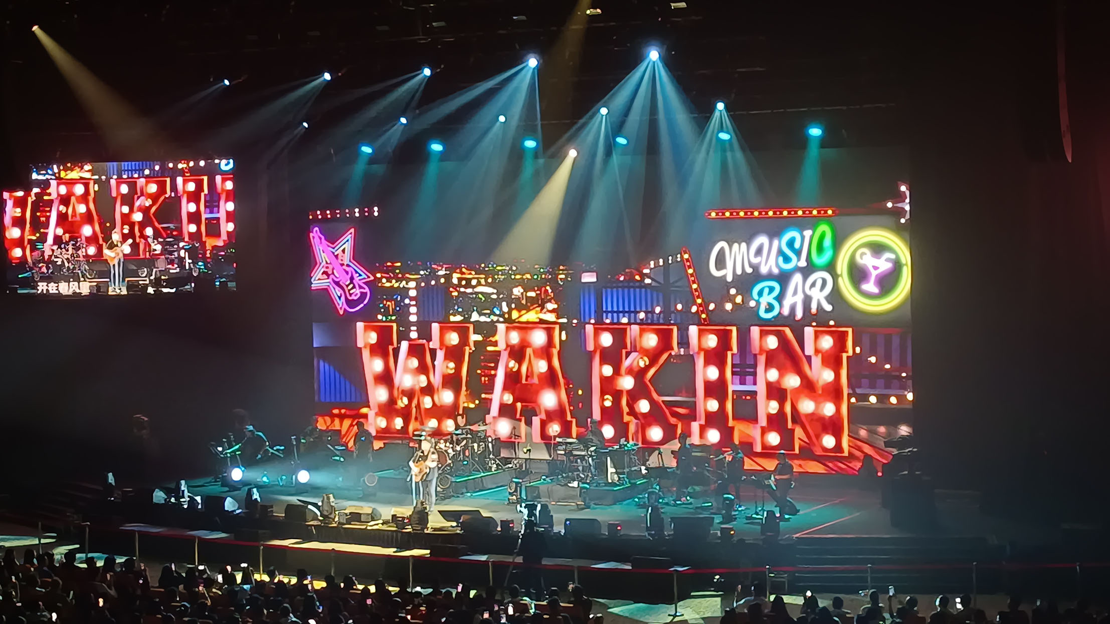 Penyanyi Mandarin legendaris Wakin Chau (Zhou Huajian) yang juga dikenal dengan nama Emil Chau menggelar konser The Youger Me pada hari Sabtu