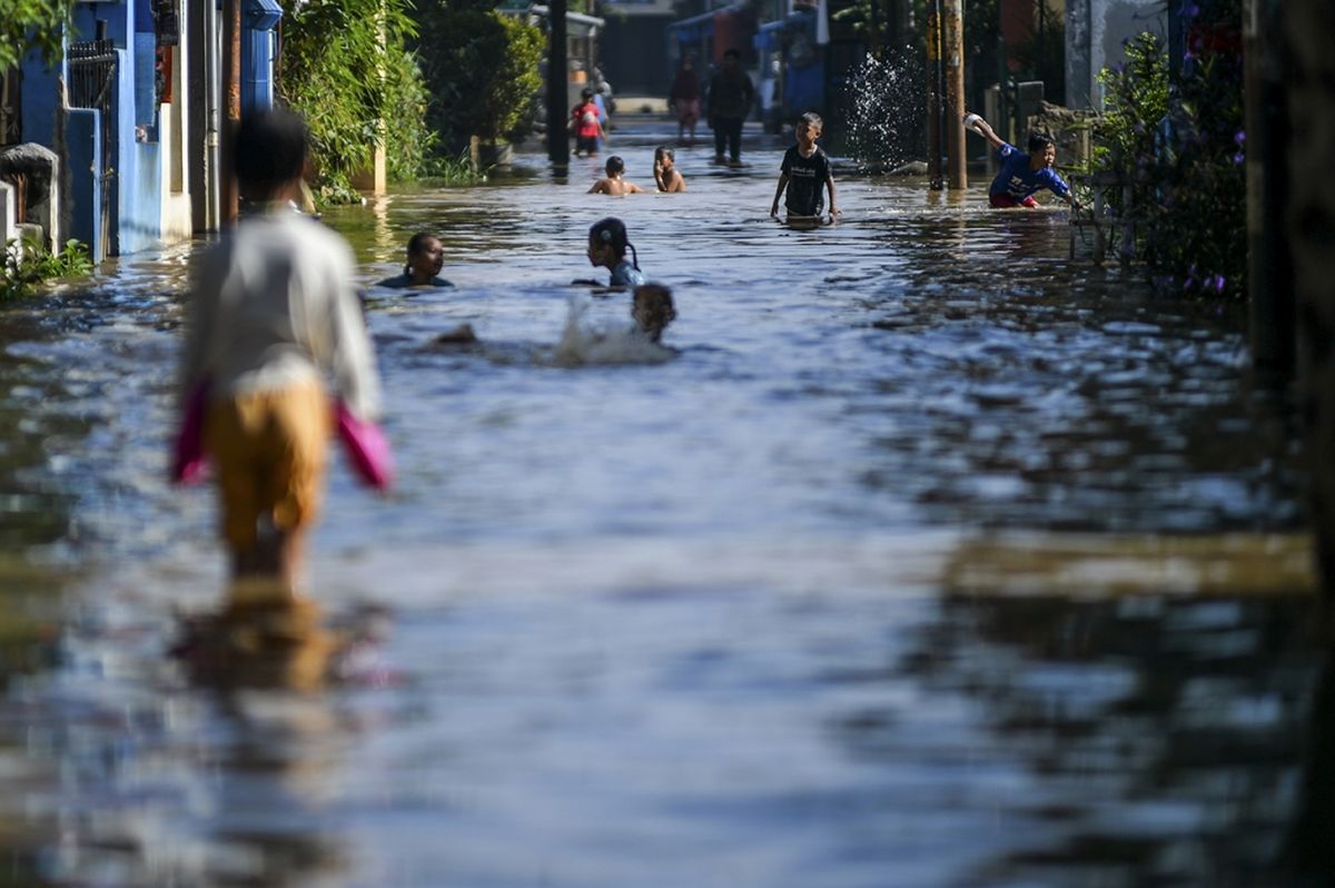 Jakarta 'Tenggelam' Lagi, Banjir Nyaris 3 Meter Rendam Cawang, 53 RT Dikepung Air