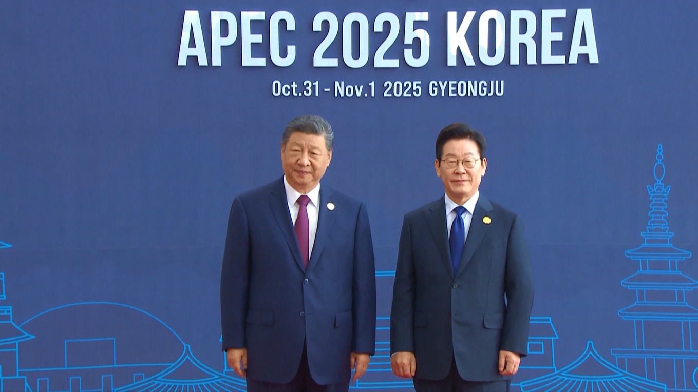 Xi dan Lee Foto Bersama Menjelang Sesi I Pertemuan Pemimpin Ekonomi APEC ke-32