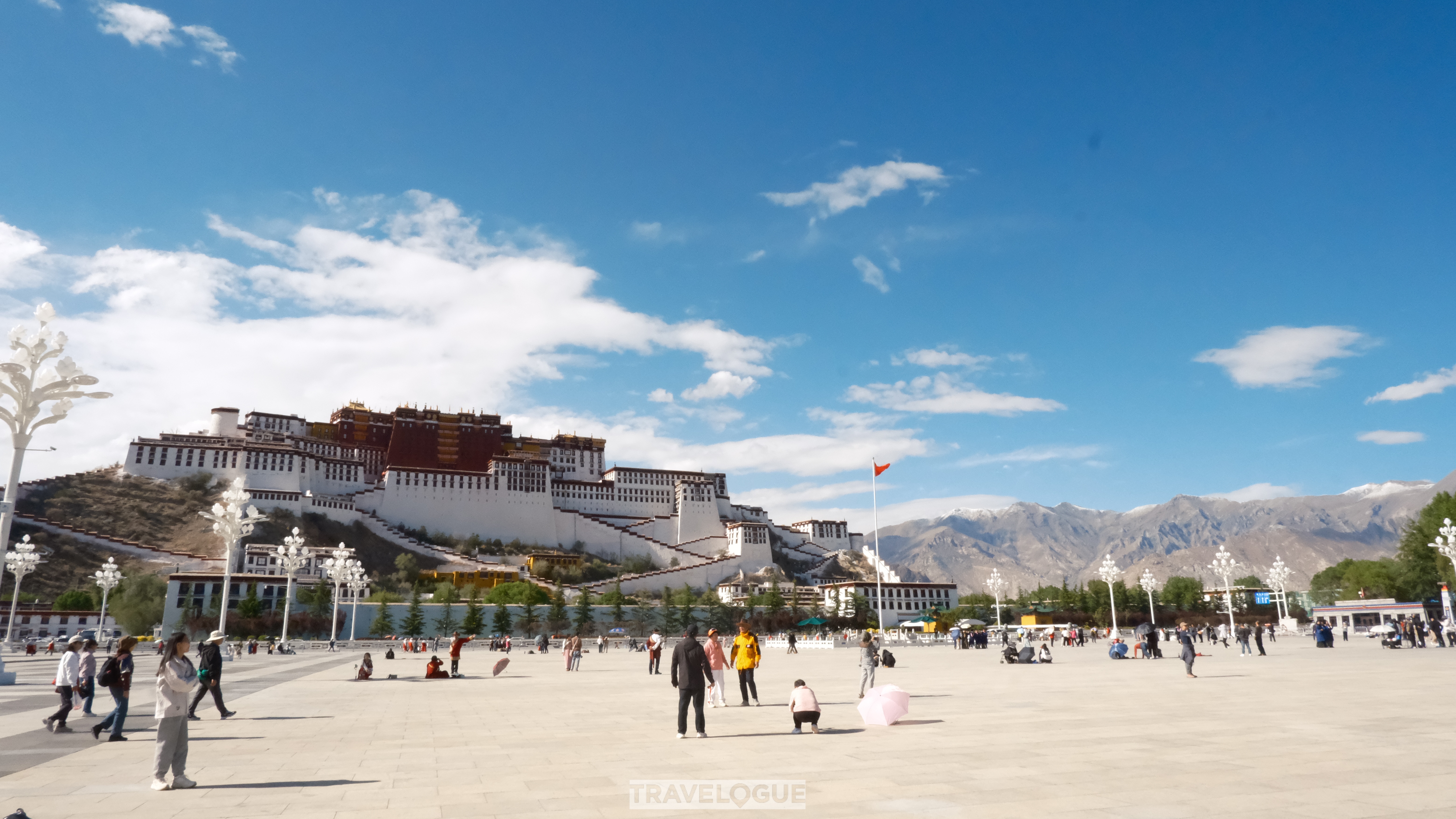 Wisatawan Gemar Berfoto di Alun-alun Istana Potala