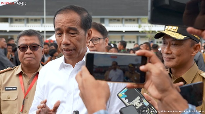 Jokowi menjanjikan pemerintahannya saat ini akan mendukung proses transisi ke pemerintahan baru Salah satu bukti transisi yang dilakukan adalah memasukkan program unggulan Prabowo ke dalam prirotas anggaran 2025
