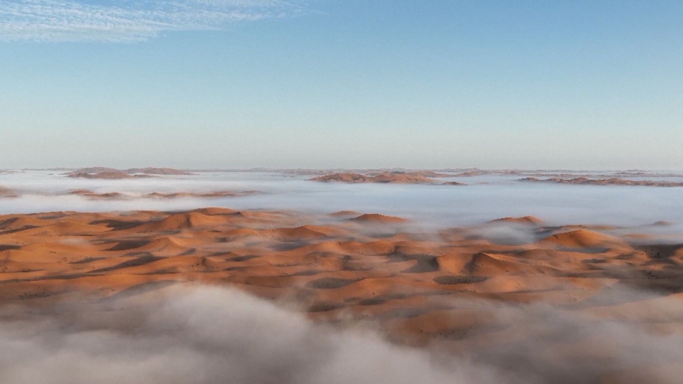 Kabut Selimuti Gurun di Tiongkok Utara, Ciptakan Pemandangan yang Puitis