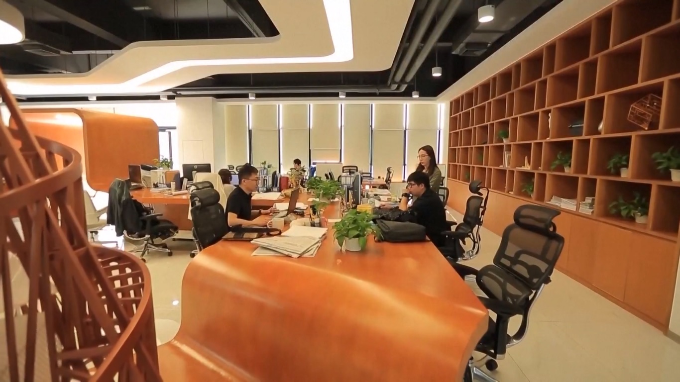 Inisiatif pemerintah ini mulai berlaku hari Jum'at (24/3) lalu dengan tujuan memacu persaingan pasar serta mengintegrasikan lebih jauh aktivitas bisnis lokal ke dalam Pelabuhan Perdagangan Bebas Hainan