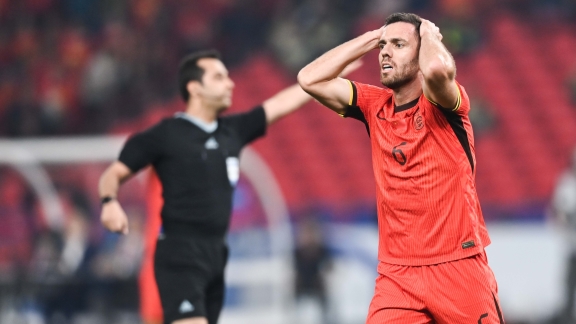 Pemain naturalisasi Sai Erjiniao masuk dari bangku cadangan untuk melakoni debutnya bagi Tiongkok Masuknya dia meningkatkan upaya serangan tuan rumah tetapi gagal menghasilkan gol meski mendapat sambutan meriah dari 70588 penonton