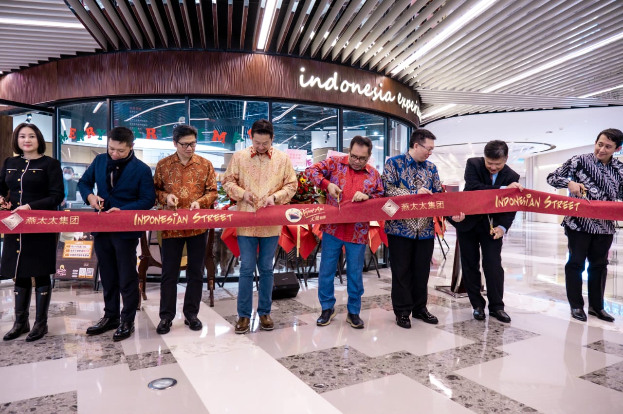 masyarakat bisa datang ke IEC dan belajar bahasa Indonesia tarian Indonesia serta menikmati makanan dan minuman khas Indonesia