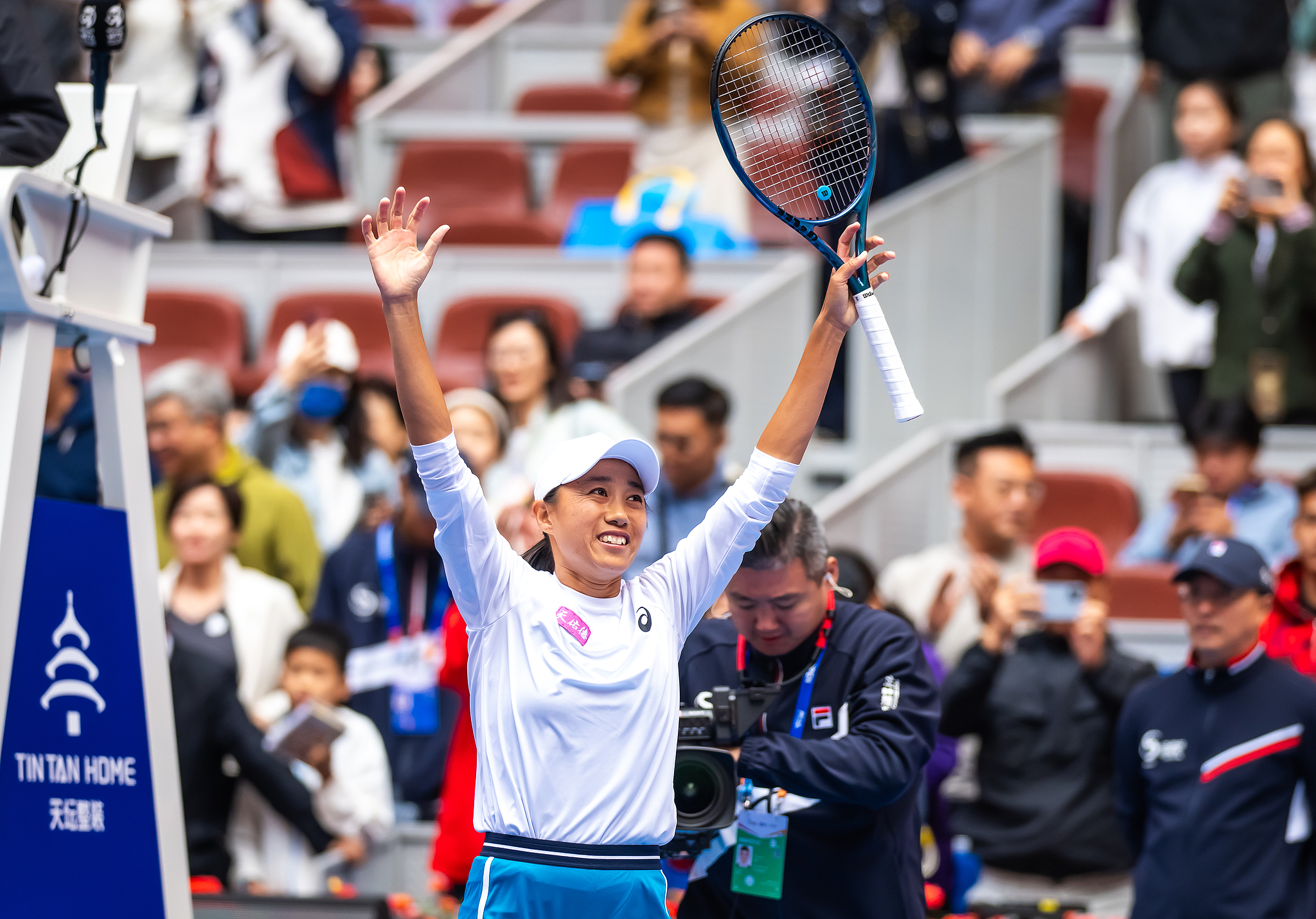 Zhang Shuai dari Tiongkok menyingkirkan unggulan No 23 Magdalena Frech dari Polandia di babak 16 besar tunggal putri di China Open di Beijing
