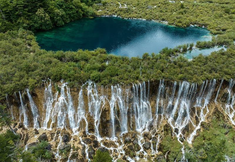 Sebagai cagar alam maupun taman nasional Jiuzhaigou memiliki banyak air terjun danau berwarna-warni dan pegunungan hijau menghadirkan pemandangan indah sepanjang musim di Provinsi Sichuan