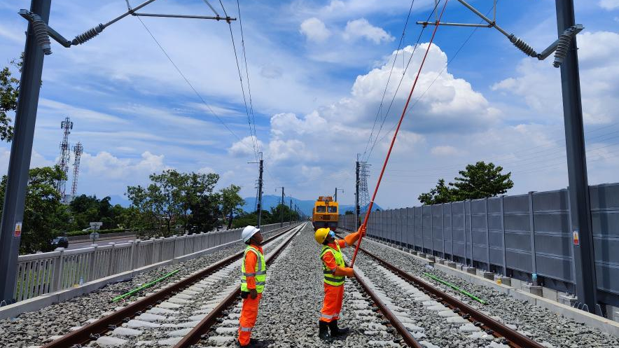Kereta Cepat Jakarta-Bandung di Indonesia sekarang sudah siap untuk memasuki tahap uji coba kereta Electric Multiple Units (EMU) setelah gardu traksi dan peralatan lainnya dipasang dan dioperasikan pada hari Sabtu