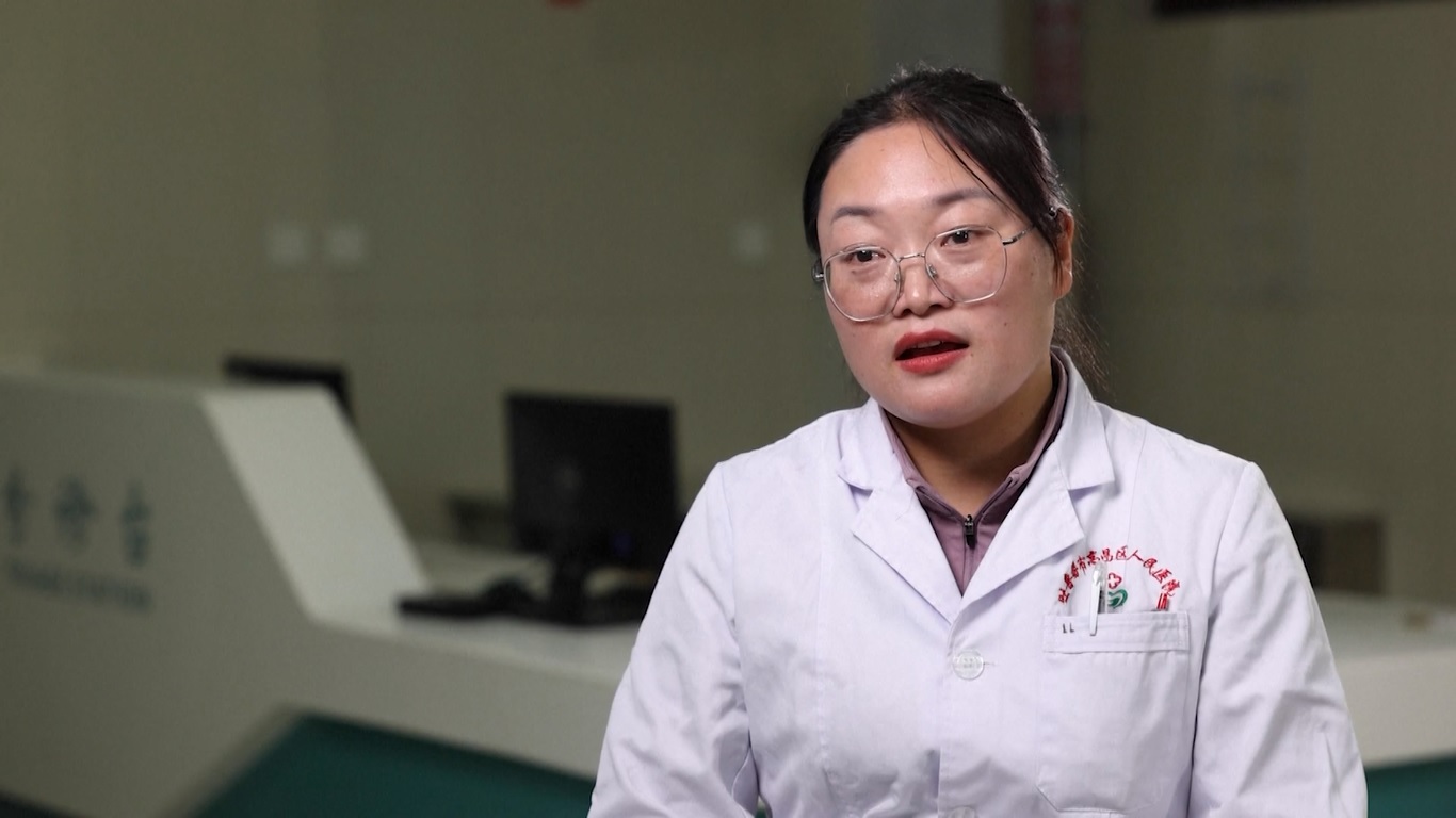 Pakar Medis Ini Berikan Perawatan Penyelamat Nyawa bagi Warga di Kota Turpan