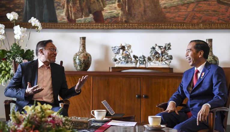 Presiden Joko Widodo menyampaikan ucapan selamat kepada Perdana Menteri (PM) Malaysia terpilih Anwar Ibrahim melalui sambungan telepon dari Istana Kepresidenan Bogor