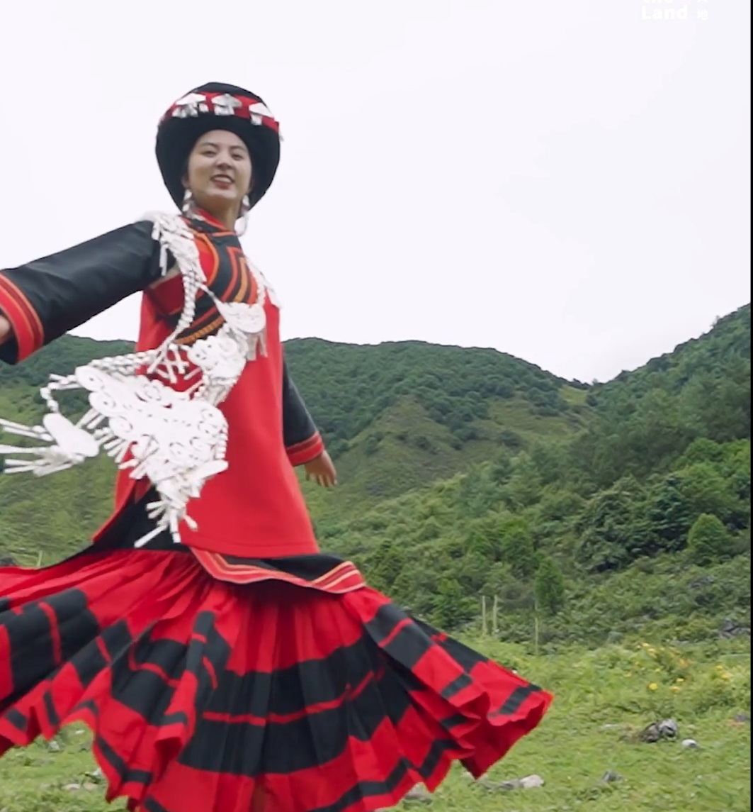 Gaun Pengantin Yi Terlahir Kembali: Tradisi Bertemu Keanggunan Modern di Tahun 2025