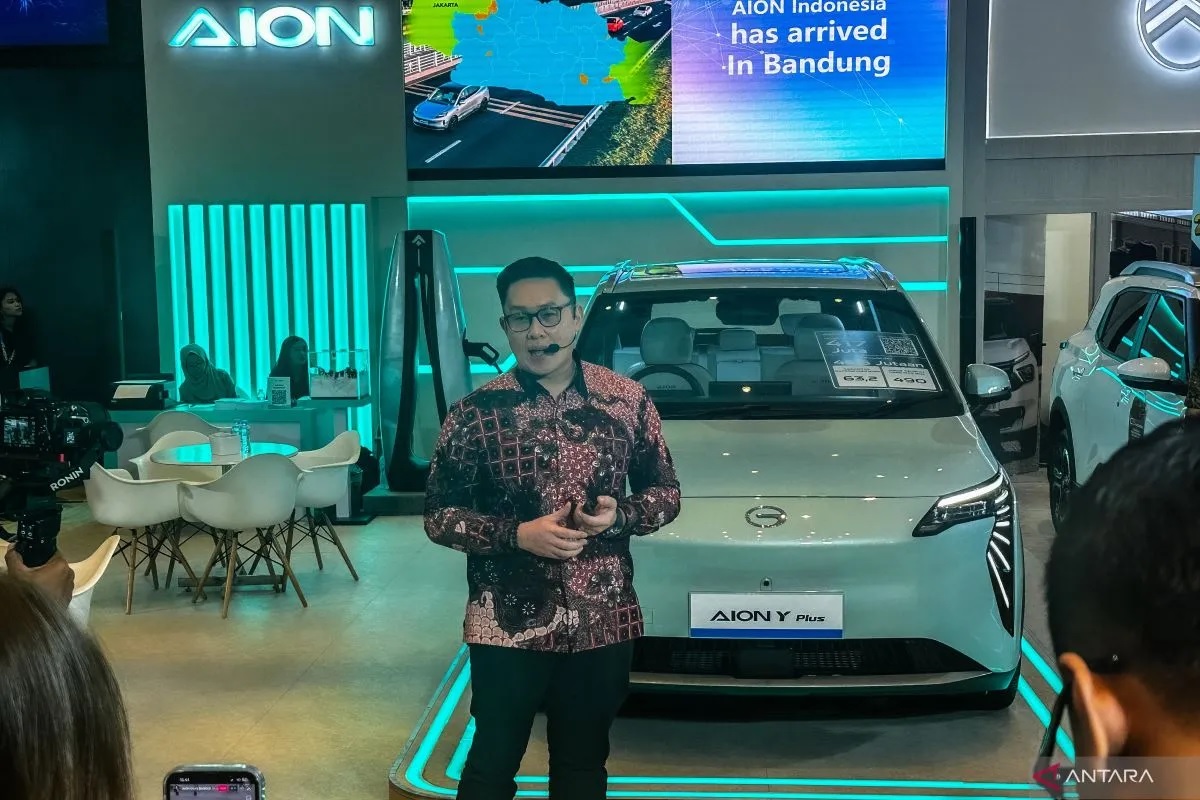 Andry  mengungkapkan “Kalau mau berdagang di Indonesia mobil tiga baris adalah keharusan”