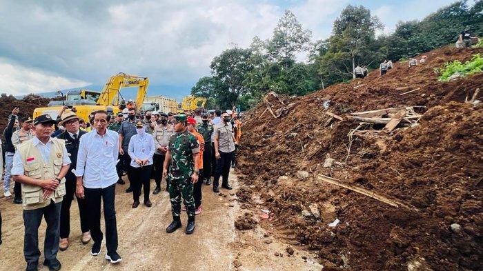 Lokasi pertama yang ditinjau Presiden adalah jalan raya Cibeureum