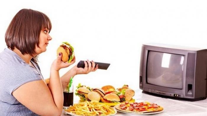 Makan sambil menonton TV atau tayangan lewat gadget saat ini sudah menjadi sebuah kebiasaan yang umum buat sebagian besar orang