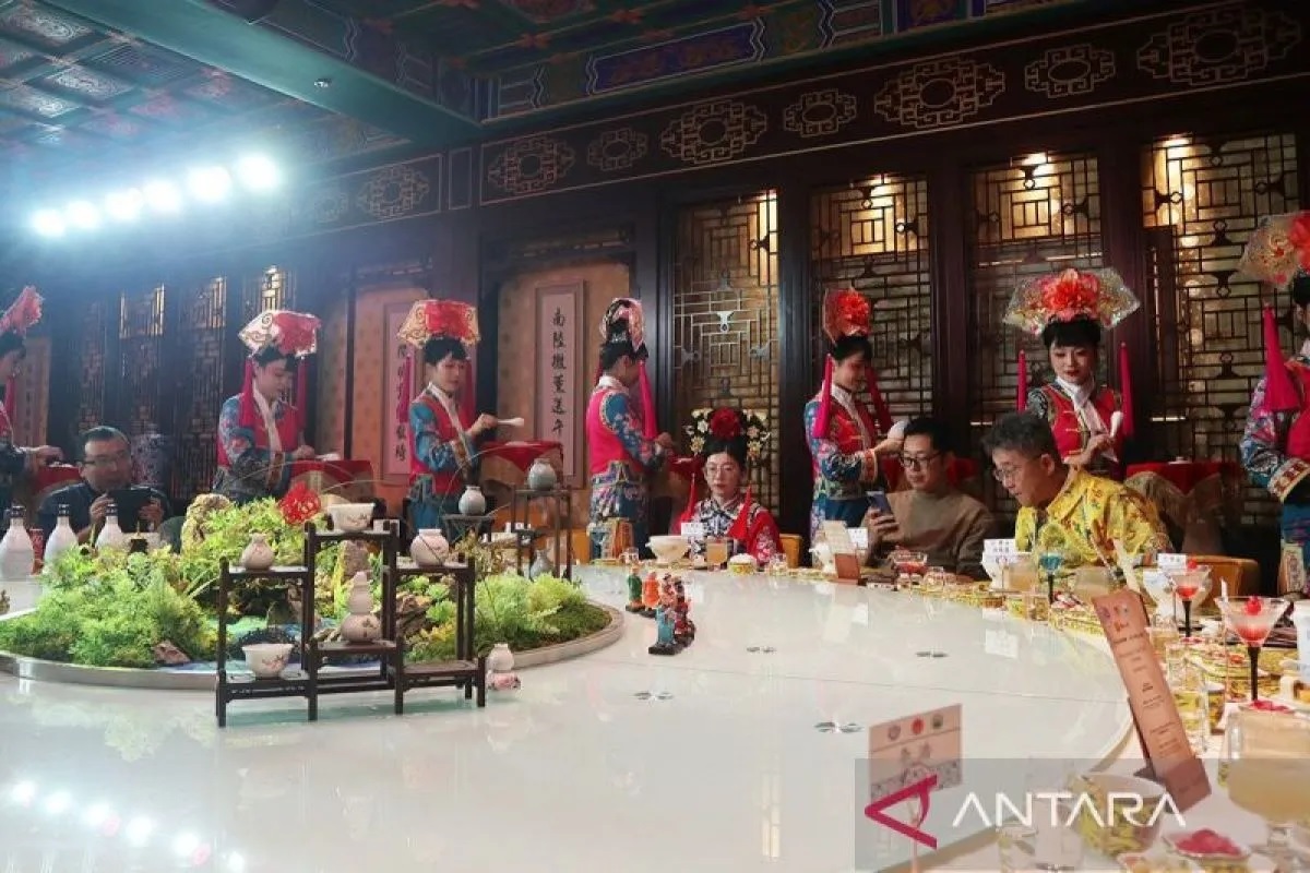 Restoran ini juga memiliki museum kecil yang memamerkan replika peninggalan budaya