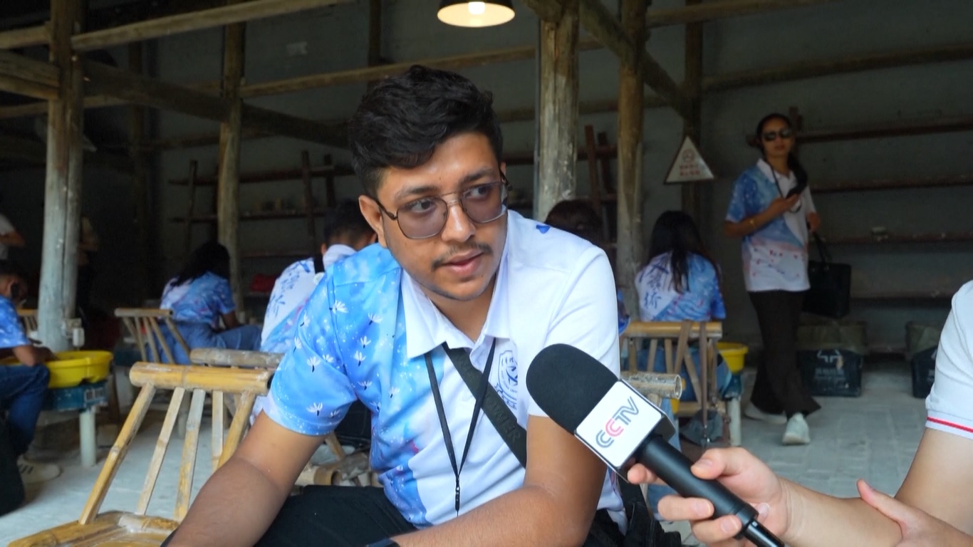 Banyak pengunjung meninggalkan pola budaya mereka pada porselen