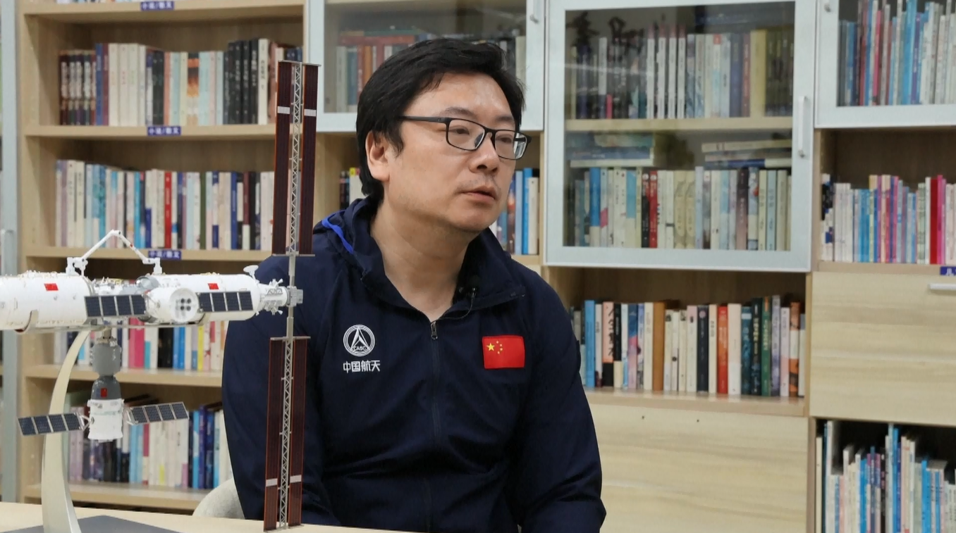 Para Astronaut Tiongkok Periksa Jendela Pandang Shenzhou-20 selama Perjalanan Luar Angkasa