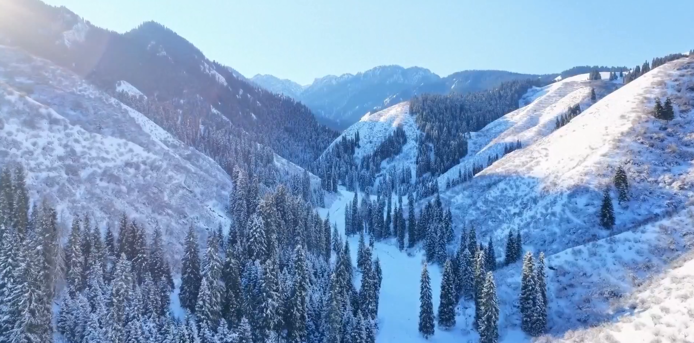 Foto Udara Ini Perlihatkan Pegunungan Tianshan yang Bersalju di Xinjiang