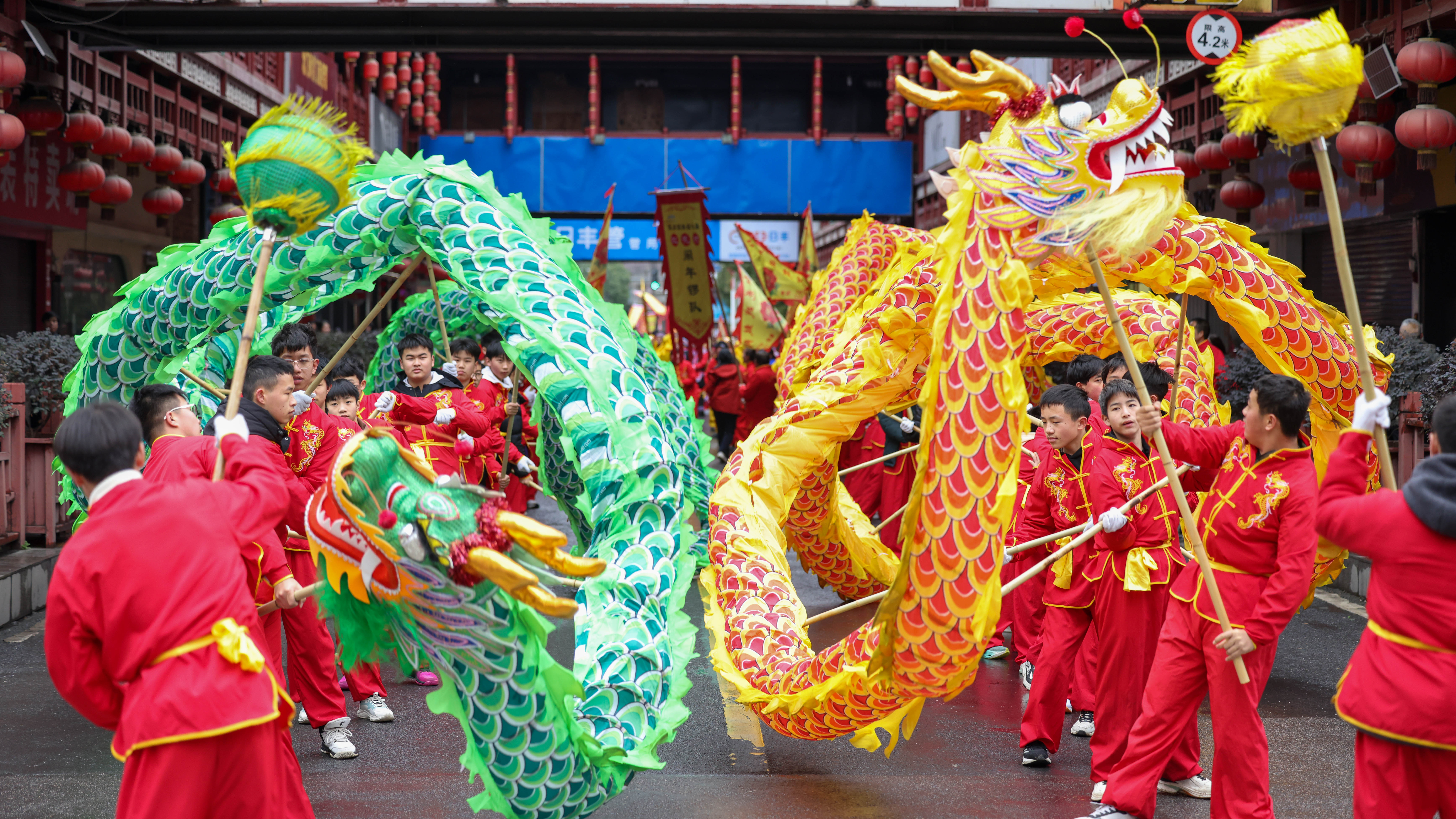 Festival lentera Tahun Baru yang memukau parade rakyat pertunjukan komunitas opera Nuoxi perayaan api unggun dan konser Tahun Baru memikat pengunjung memungkinkan mereka untuk sepenuhnya menikmati kekayaan budaya tersebut