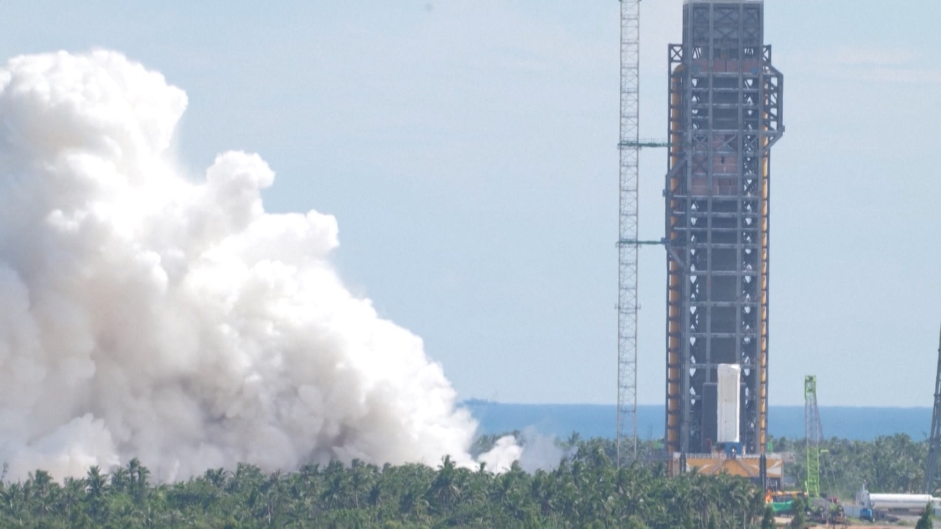 Roket Pembawa Long March-10 Tiongkok Berhasil dalam Uji Api Statis Kedua