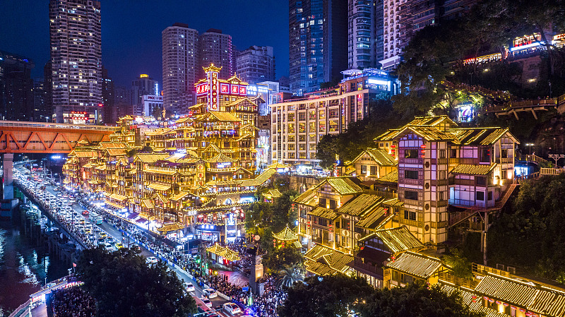 Saat malam tiba Gua Hongya diterangi oleh ribuan lampu warna-warni yang menciptakan pemandangan seperti fiksi ilmiah di Kotamadya Chongqing