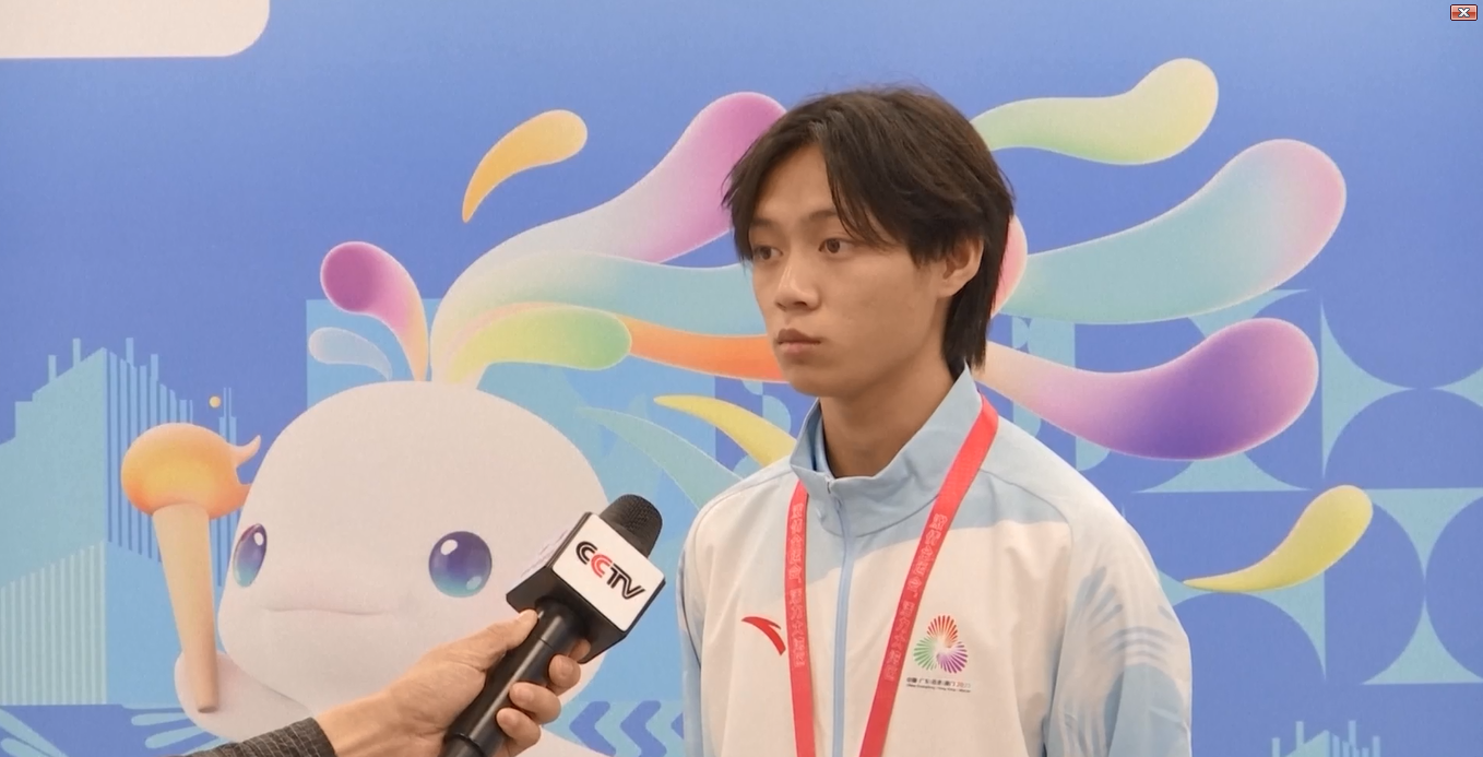 Relawan Makau di Kompetisi Pesta Olahraga Nasional ke-15 Menjaga Para Pemain saat Membersihkan Lapangan dengan Cepat